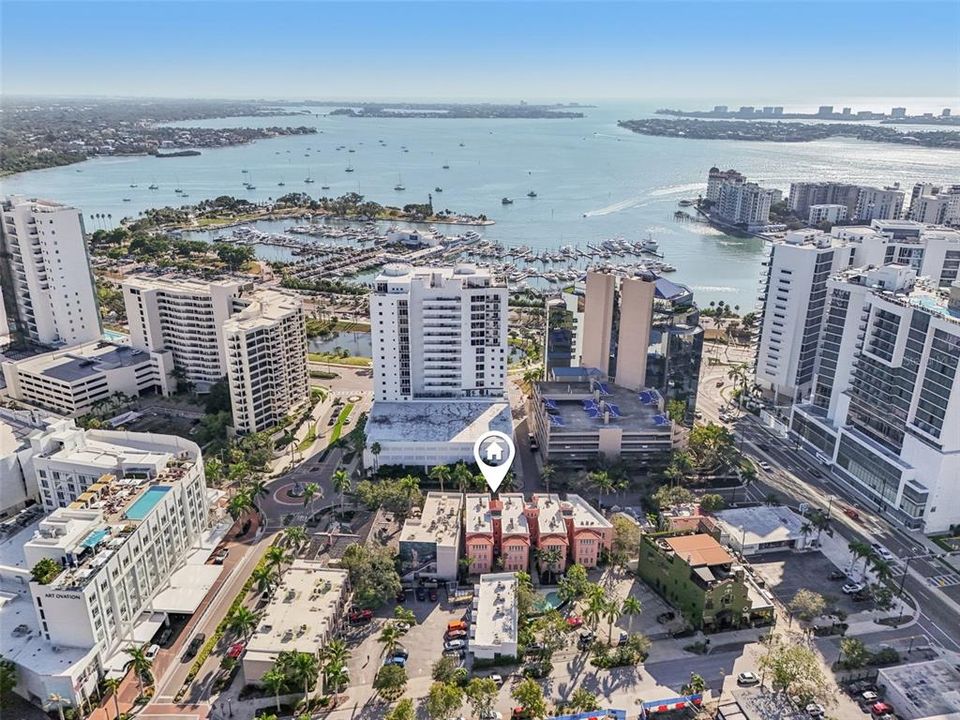 For Sale: $325,000 (1 beds, 1 baths, 668 Square Feet)