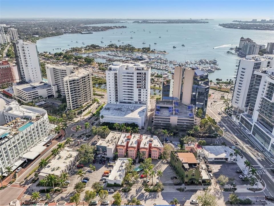 For Sale: $325,000 (1 beds, 1 baths, 668 Square Feet)