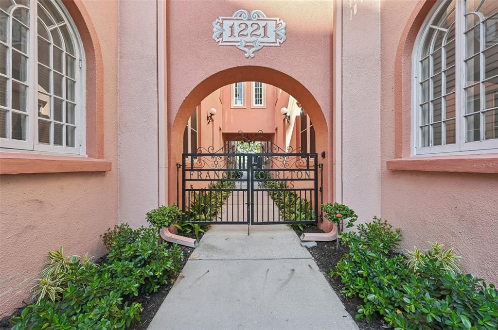 For Sale: $325,000 (1 beds, 1 baths, 668 Square Feet)