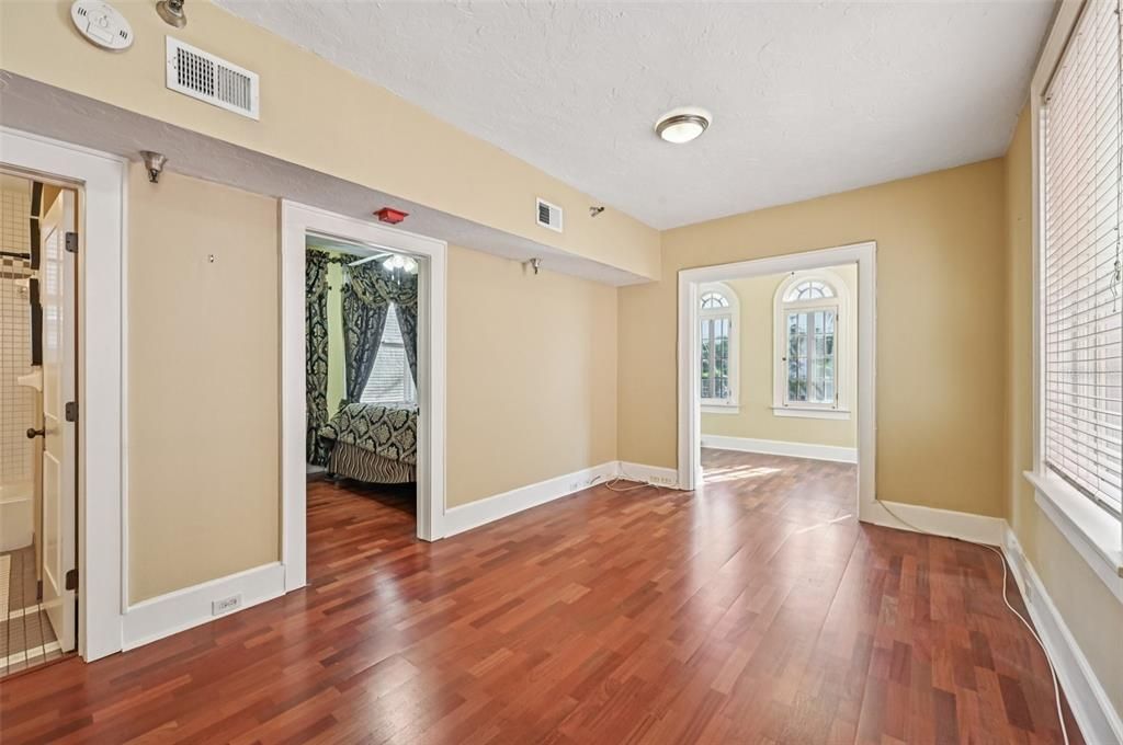 For Sale: $325,000 (1 beds, 1 baths, 668 Square Feet)