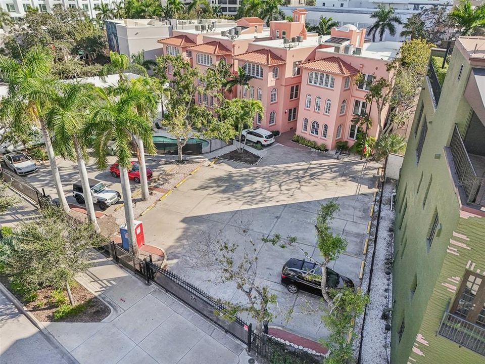 For Sale: $325,000 (1 beds, 1 baths, 668 Square Feet)