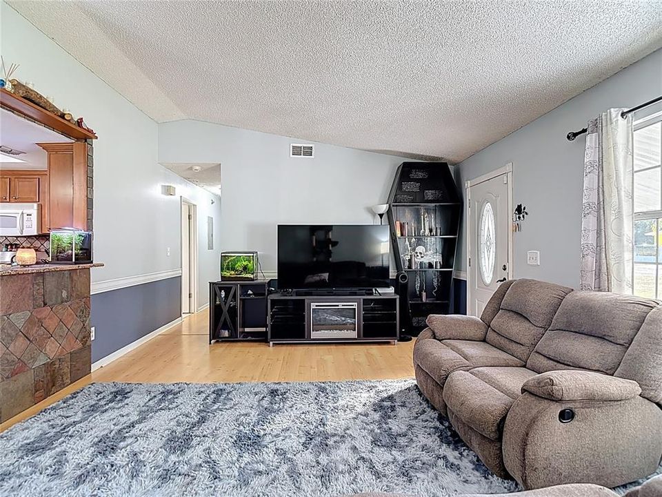 For Sale: $259,900 (3 beds, 1 baths, 1336 Square Feet)