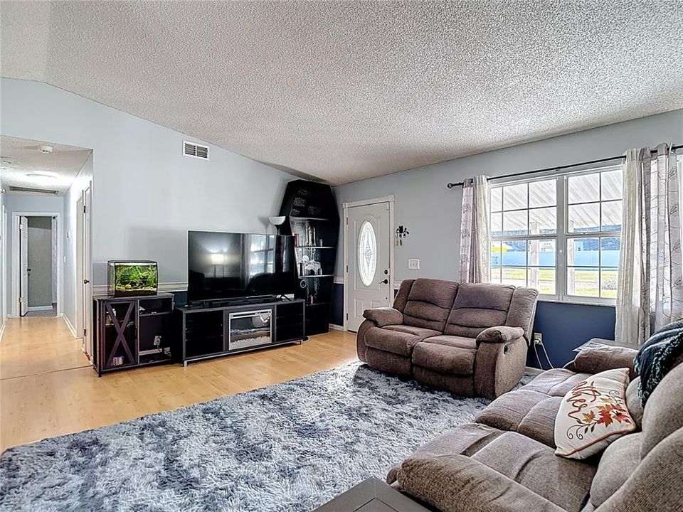 For Sale: $259,900 (3 beds, 1 baths, 1336 Square Feet)