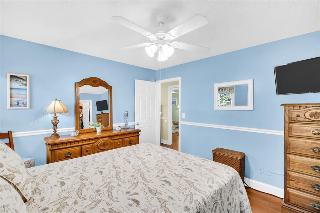 For Sale: $289,900 (2 beds, 2 baths, 1076 Square Feet)