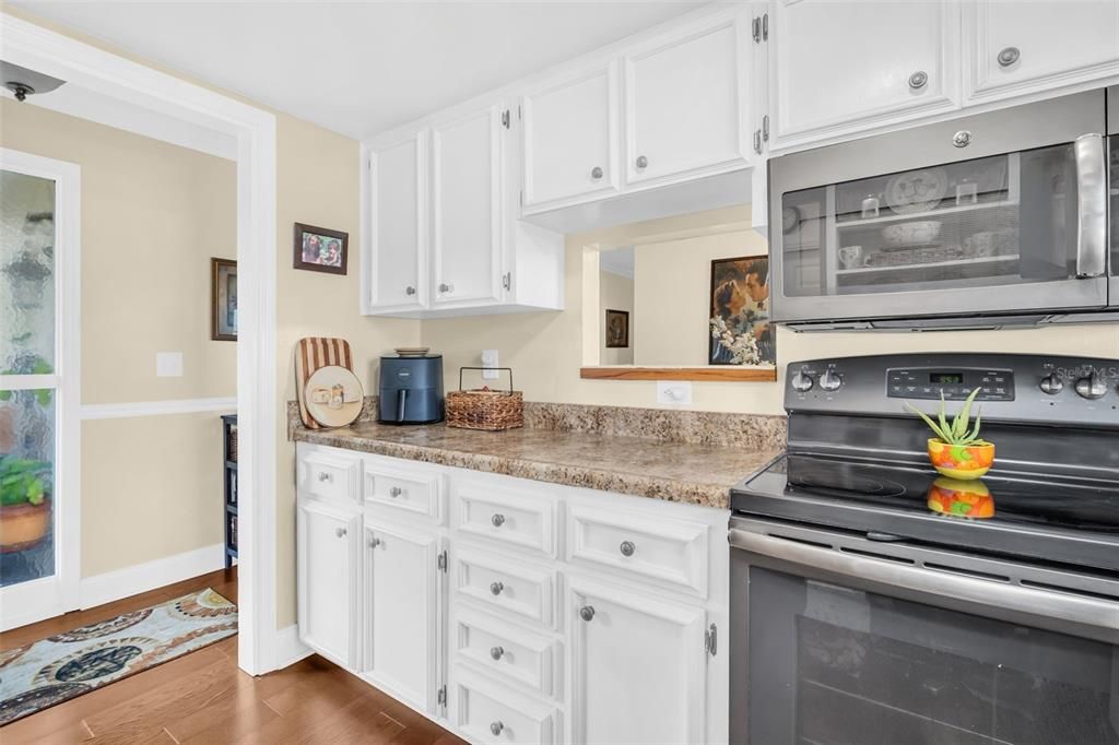 For Sale: $289,900 (2 beds, 2 baths, 1076 Square Feet)