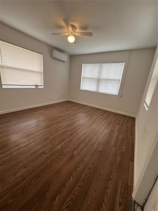 For Sale: $330,000 (5 beds, 2 baths, 1432 Square Feet)