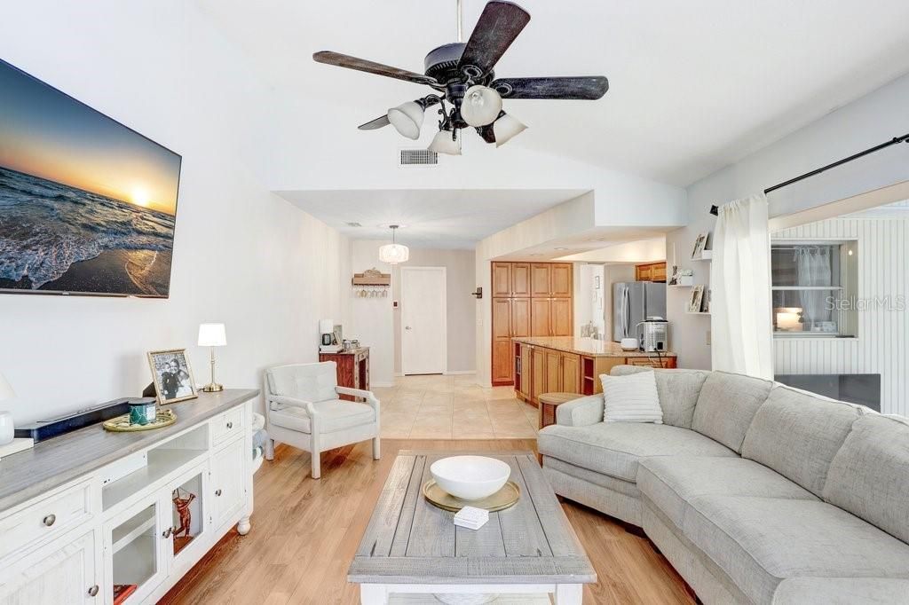 待售: $435,000 (4 贝兹, 2 浴室, 2021 平方英尺)