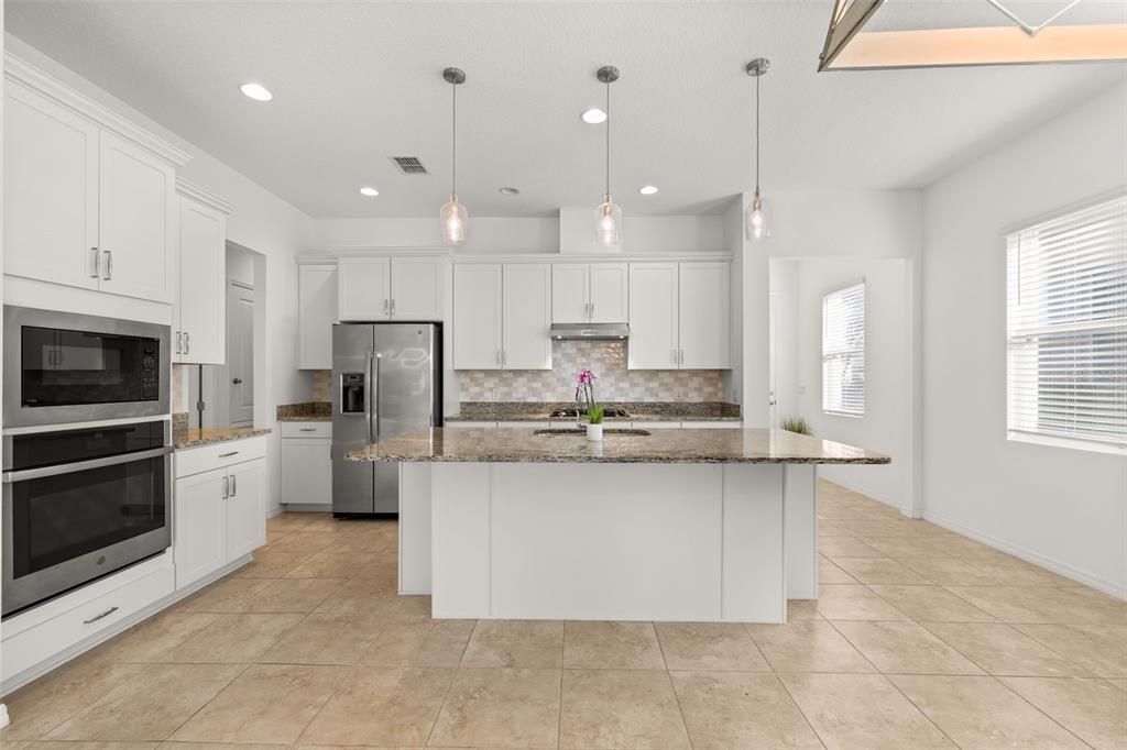 На продажу: $349,990 (2 спален, 2 ванн, 1437 Квадратных фут)