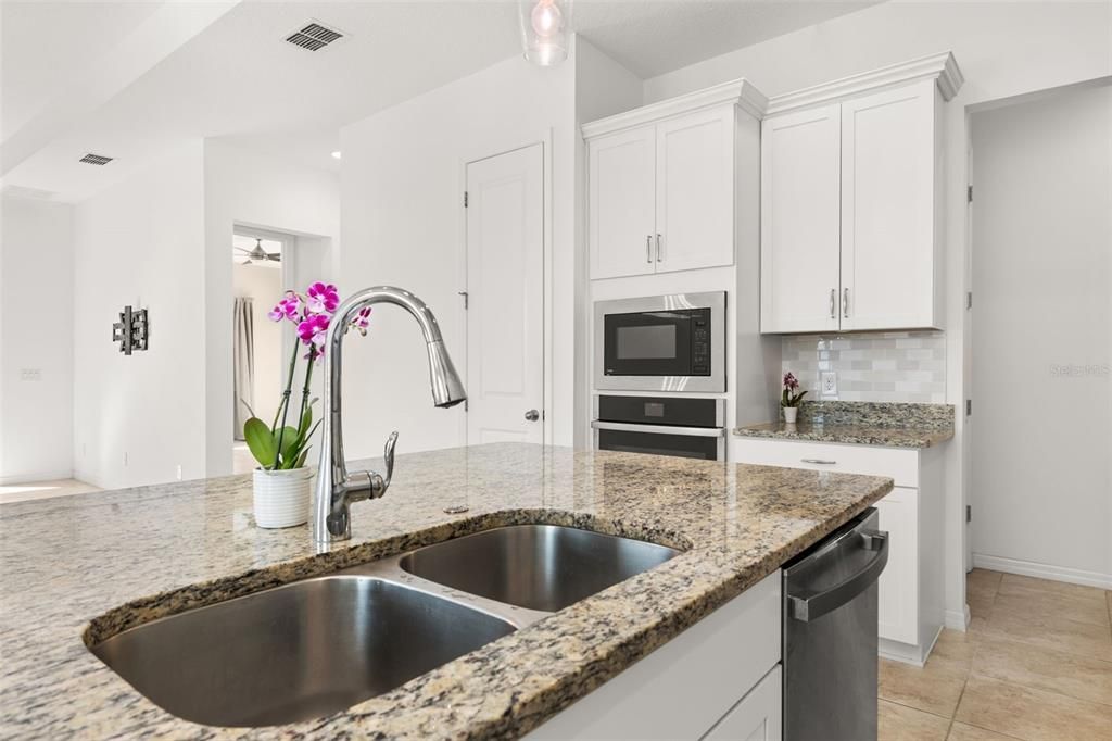 На продажу: $349,990 (2 спален, 2 ванн, 1437 Квадратных фут)