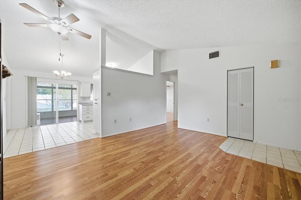 На продажу: $235,000 (2 спален, 2 ванн, 969 Квадратных фут)