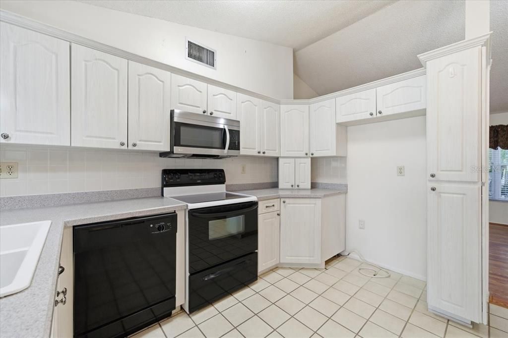 На продажу: $235,000 (2 спален, 2 ванн, 969 Квадратных фут)