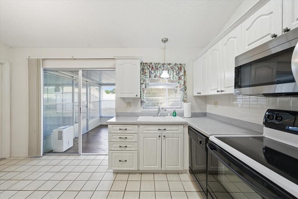 На продажу: $235,000 (2 спален, 2 ванн, 969 Квадратных фут)