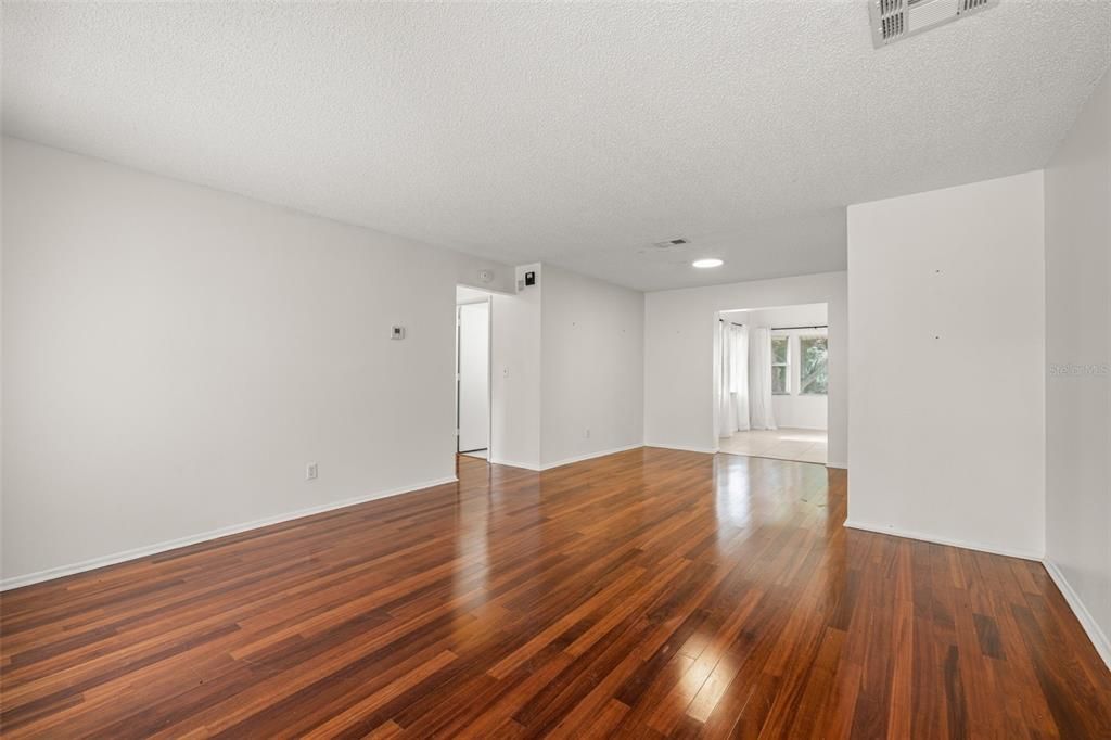 待售: $375,000 (2 贝兹, 1 浴室, 1294 平方英尺)