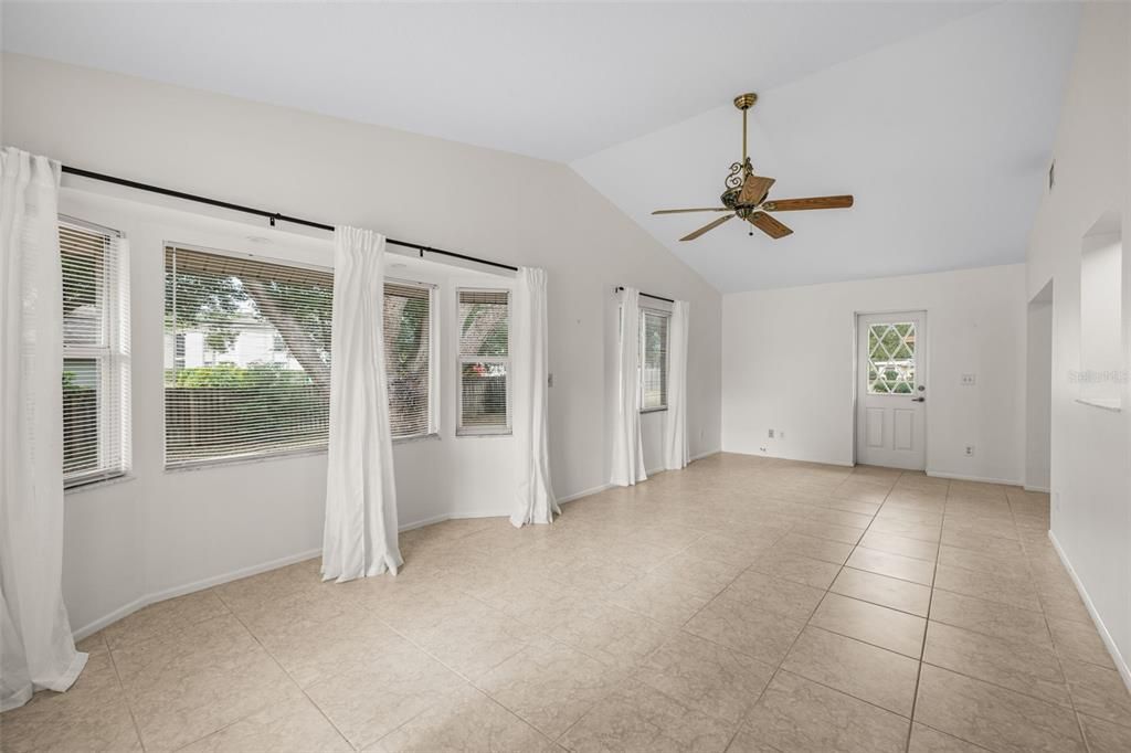 待售: $375,000 (2 贝兹, 1 浴室, 1294 平方英尺)