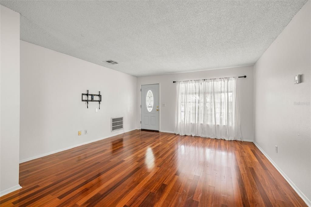 待售: $375,000 (2 贝兹, 1 浴室, 1294 平方英尺)