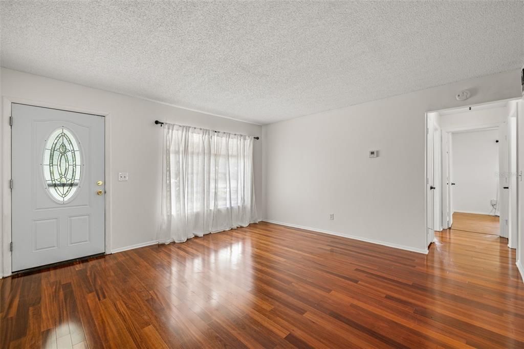 待售: $375,000 (2 贝兹, 1 浴室, 1294 平方英尺)