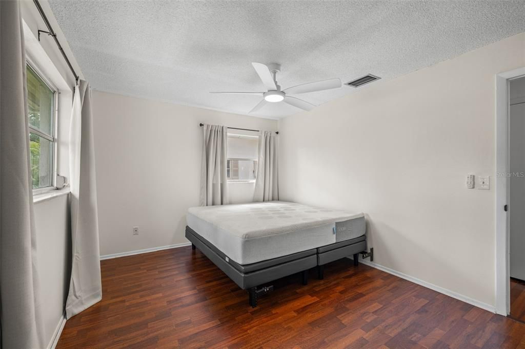 待售: $375,000 (2 贝兹, 1 浴室, 1294 平方英尺)