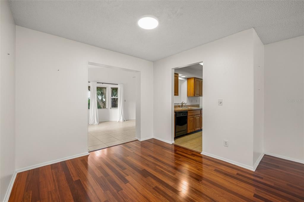 待售: $375,000 (2 贝兹, 1 浴室, 1294 平方英尺)