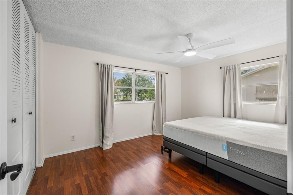 待售: $375,000 (2 贝兹, 1 浴室, 1294 平方英尺)