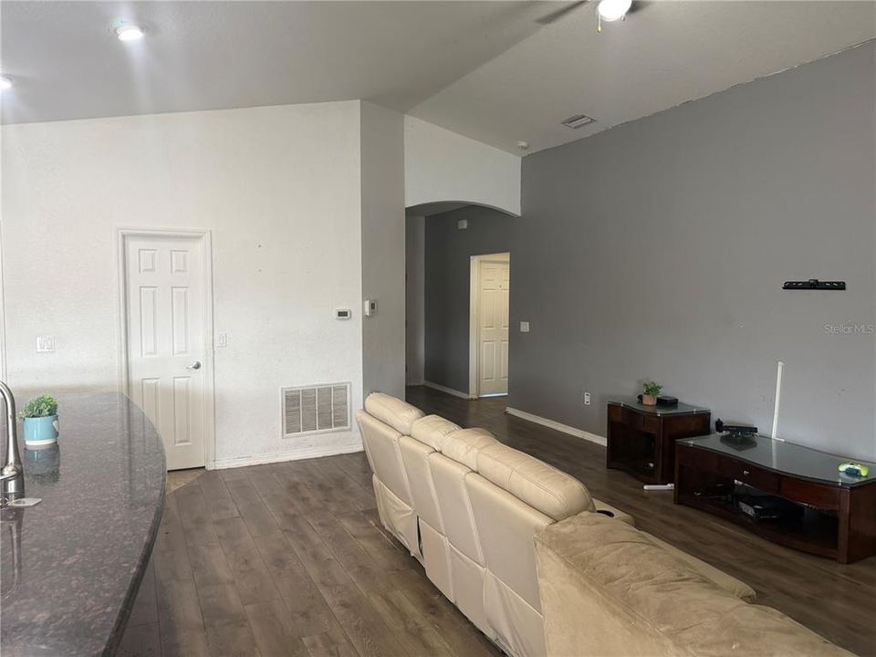 En Venta: $290,000 (4 camas, 2 baños, 1749 Pies cuadrados)