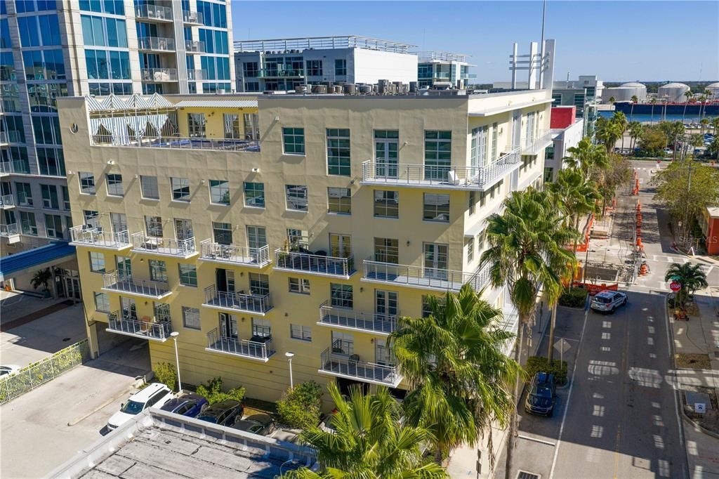 出租: $3,000 (1 贝兹, 1 浴室, 931 平方英尺)