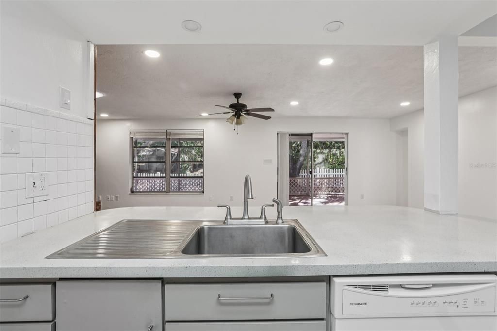 На продажу: $550,000 (4 спален, 2 ванн, 1968 Квадратных фут)