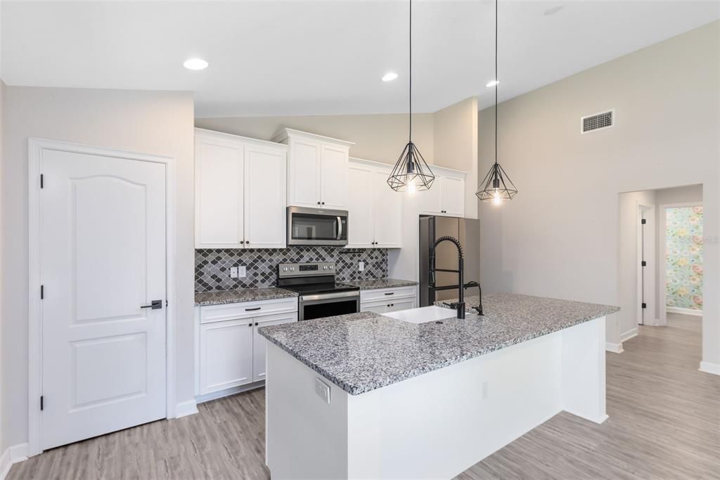 На продажу: $569,900 (3 спален, 2 ванн, 1918 Квадратных фут)