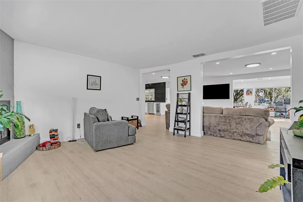 待售: $650,000 (3 贝兹, 2 浴室, 2312 平方英尺)