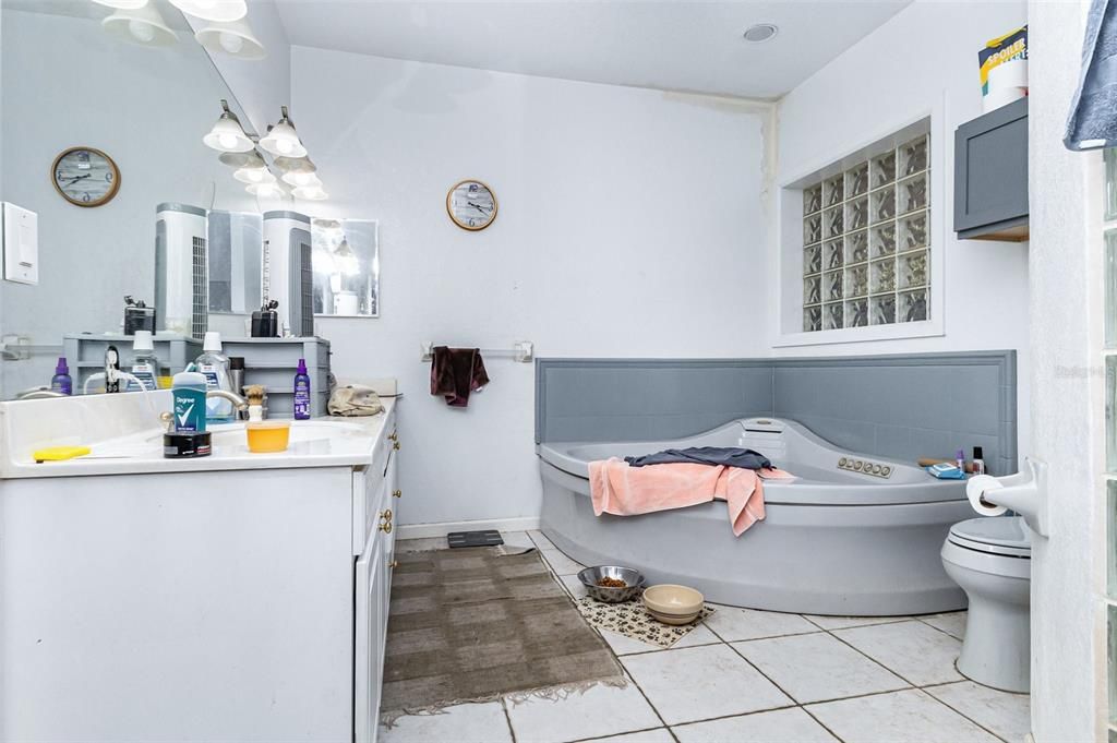 待售: $307,000 (3 贝兹, 2 浴室, 2004 平方英尺)