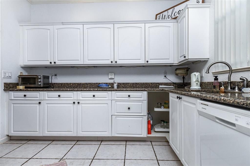 待售: $307,000 (3 贝兹, 2 浴室, 2004 平方英尺)