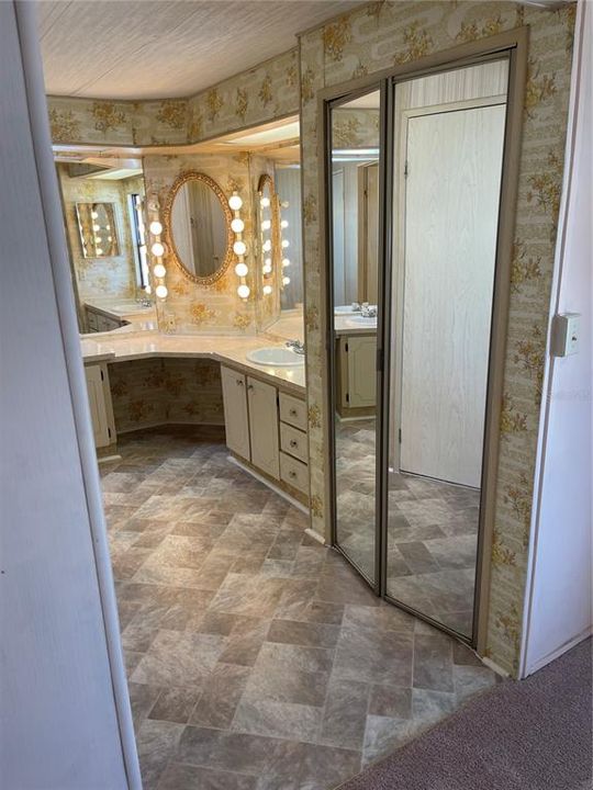 For Sale: $159,900 (2 beds, 2 baths, 1104 Square Feet)