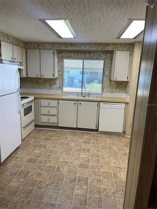 For Sale: $159,900 (2 beds, 2 baths, 1104 Square Feet)
