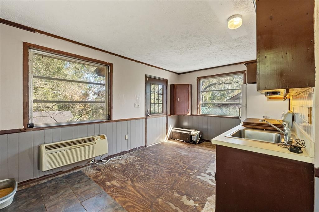 待售: $350,000 (3 贝兹, 2 浴室, 1498 平方英尺)