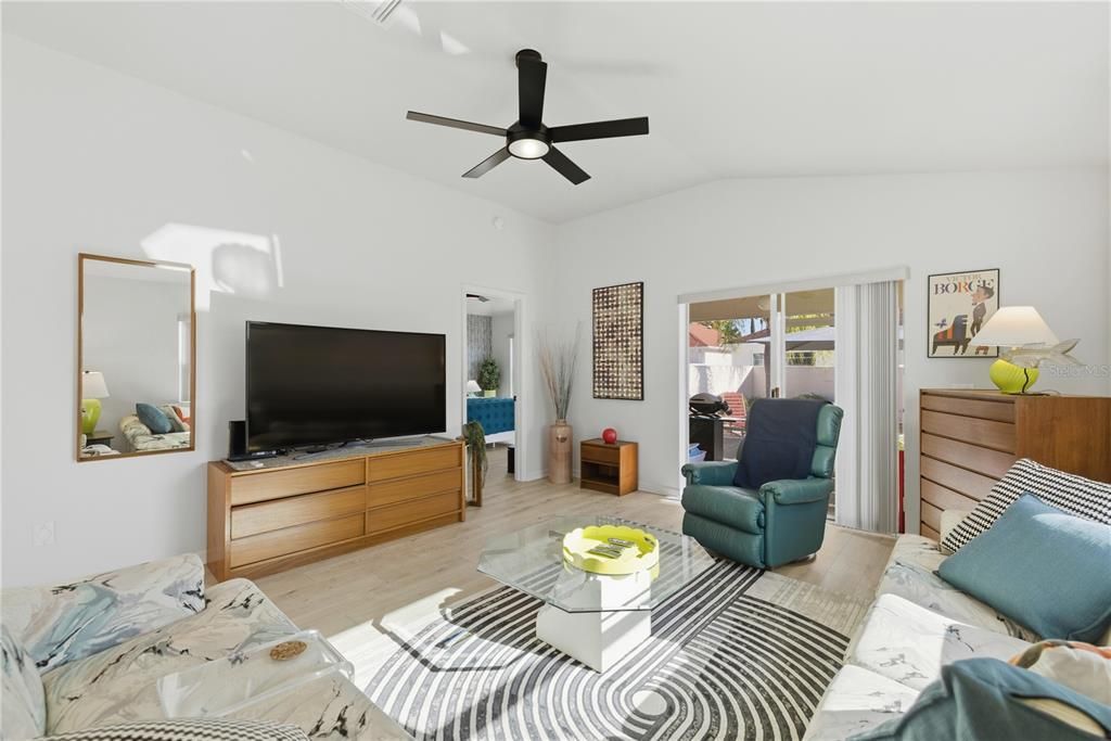 En Venta: $359,000 (2 camas, 2 baños, 1094 Pies cuadrados)