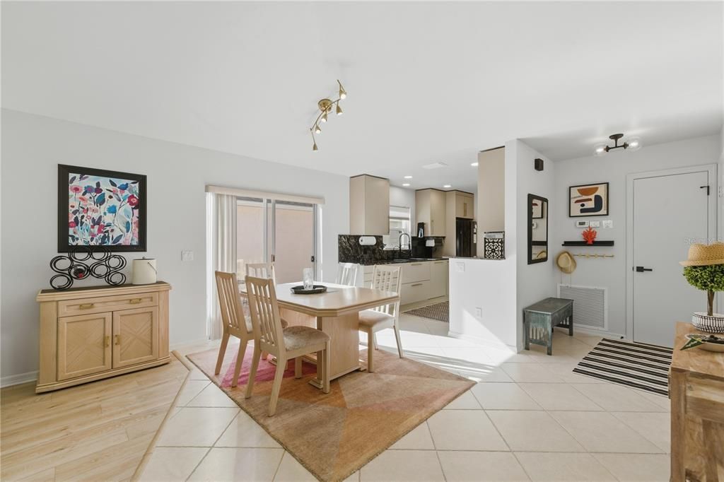 En Venta: $359,000 (2 camas, 2 baños, 1094 Pies cuadrados)