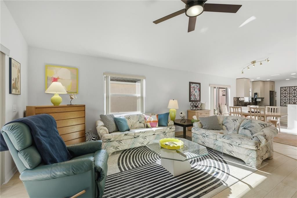 En Venta: $359,000 (2 camas, 2 baños, 1094 Pies cuadrados)