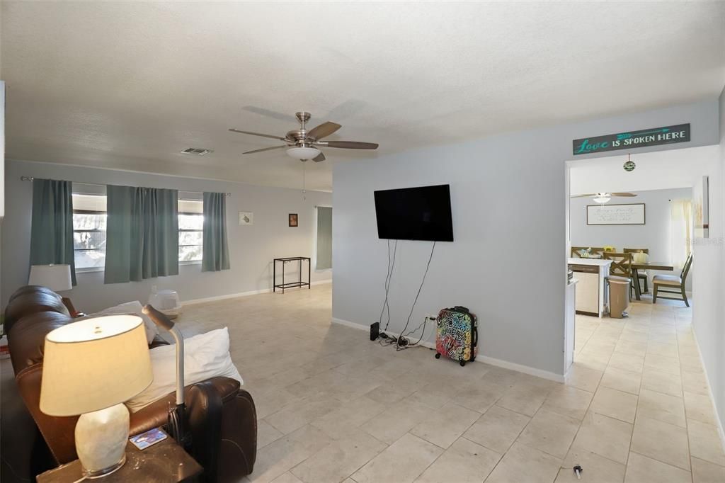 Active With Contract: $420,000 (3 beds, 2 baths, 1696 Square Feet)