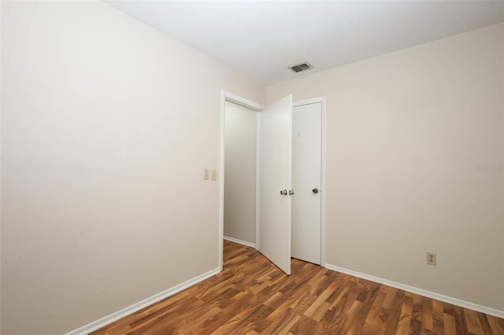 Под контрактом: $250,000 (3 спален, 1 ванн, 1040 Квадратных фут)