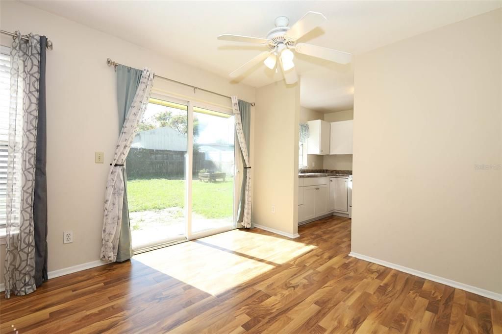 Под контрактом: $250,000 (3 спален, 1 ванн, 1040 Квадратных фут)