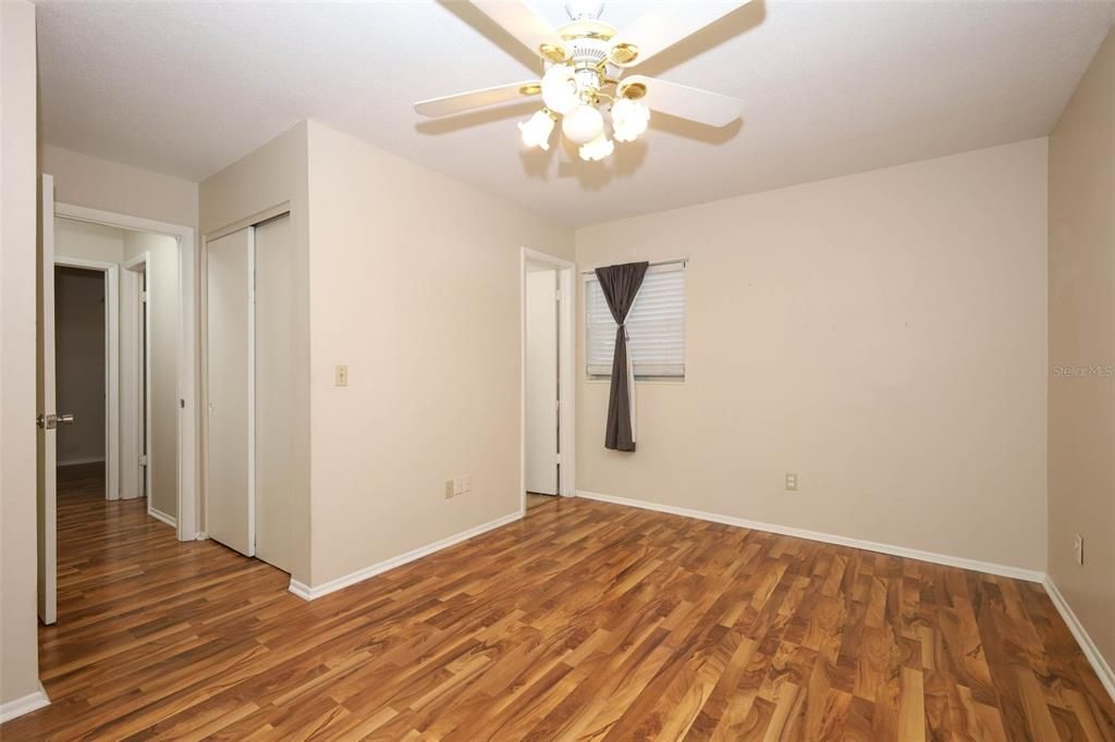 Под контрактом: $250,000 (3 спален, 1 ванн, 1040 Квадратных фут)