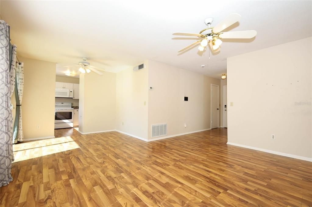 Под контрактом: $250,000 (3 спален, 1 ванн, 1040 Квадратных фут)