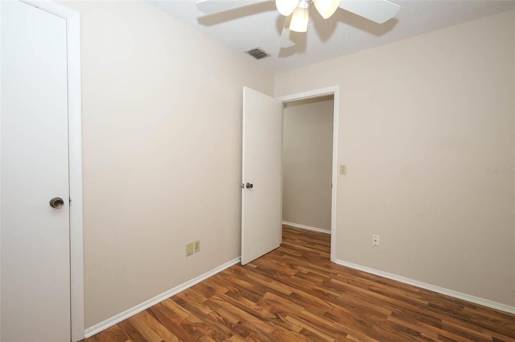 Под контрактом: $250,000 (3 спален, 1 ванн, 1040 Квадратных фут)