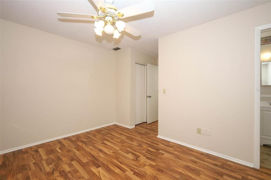 Под контрактом: $250,000 (3 спален, 1 ванн, 1040 Квадратных фут)