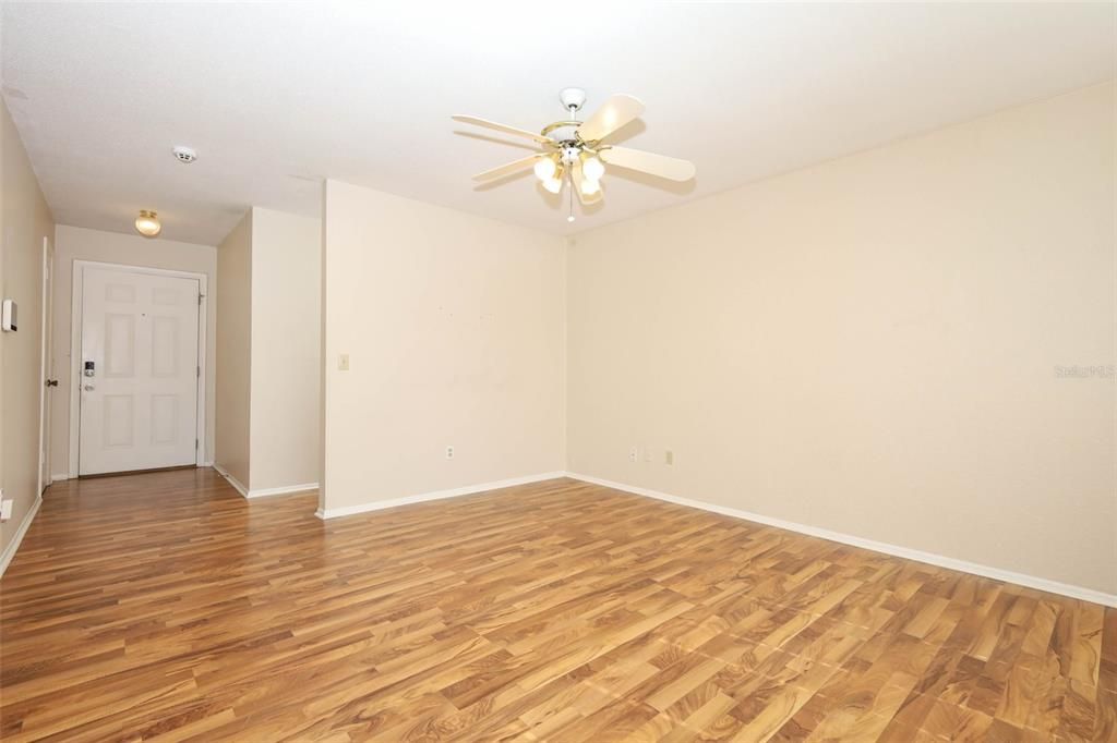 Под контрактом: $250,000 (3 спален, 1 ванн, 1040 Квадратных фут)