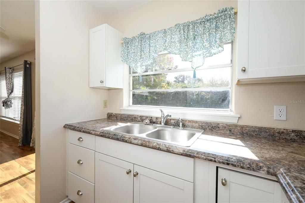 Под контрактом: $250,000 (3 спален, 1 ванн, 1040 Квадратных фут)