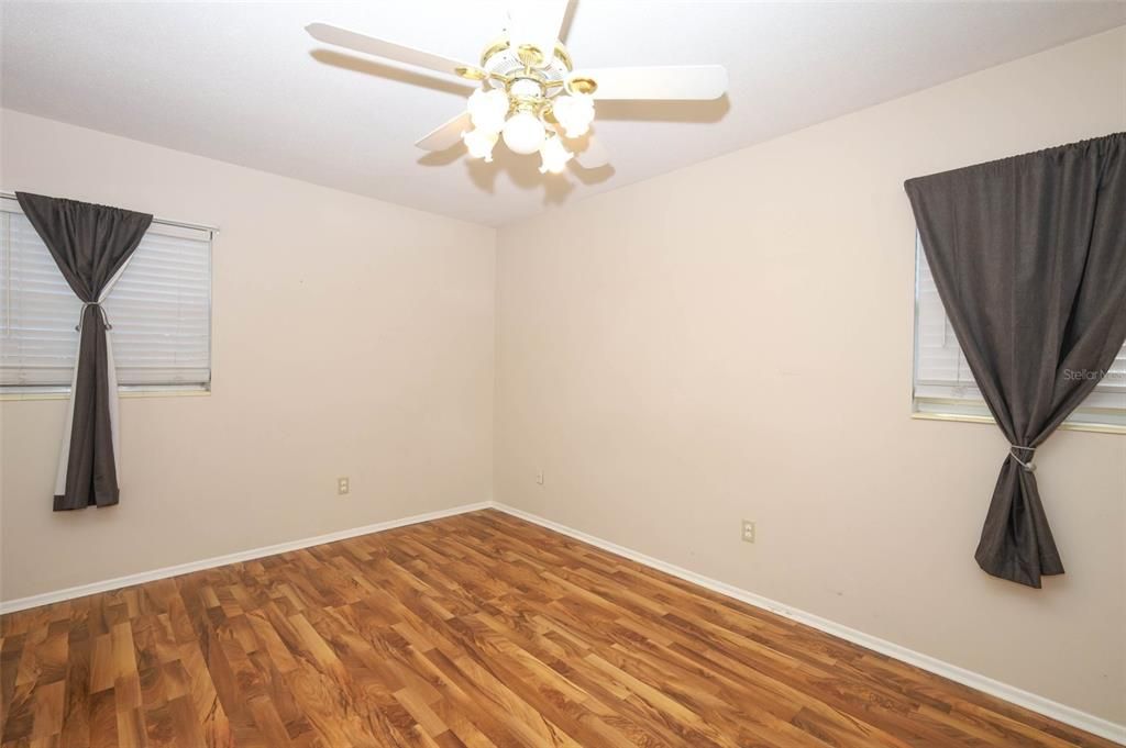 Под контрактом: $250,000 (3 спален, 1 ванн, 1040 Квадратных фут)