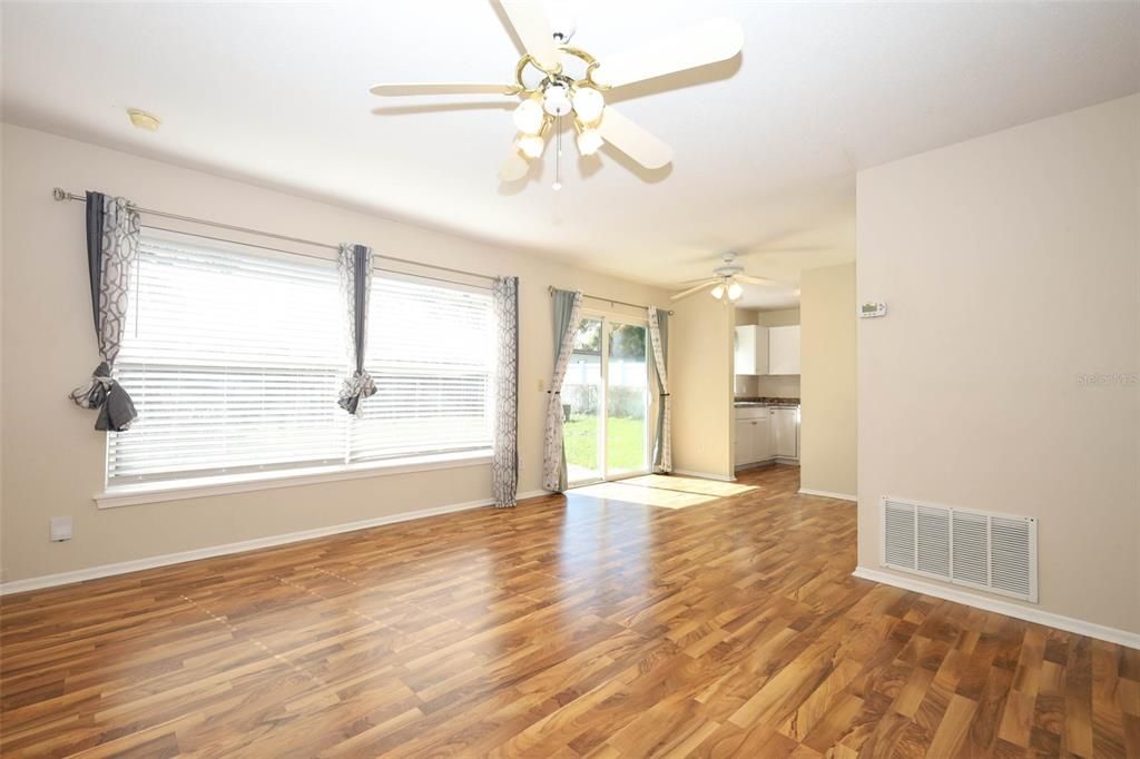 Под контрактом: $250,000 (3 спален, 1 ванн, 1040 Квадратных фут)