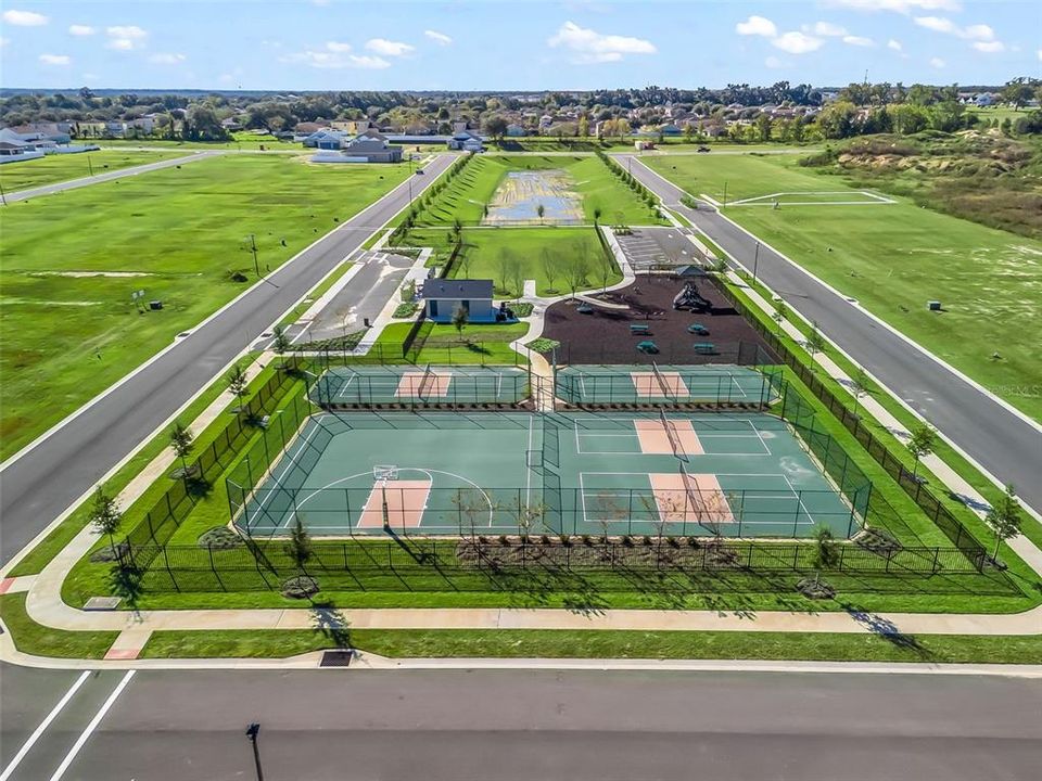 На продажу: $2,600,000 (19.60 acres)