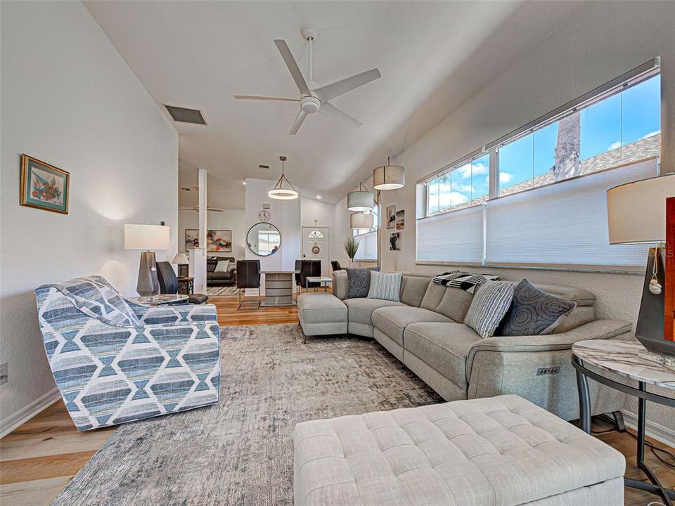 待售: $349,900 (2 贝兹, 2 浴室, 1348 平方英尺)