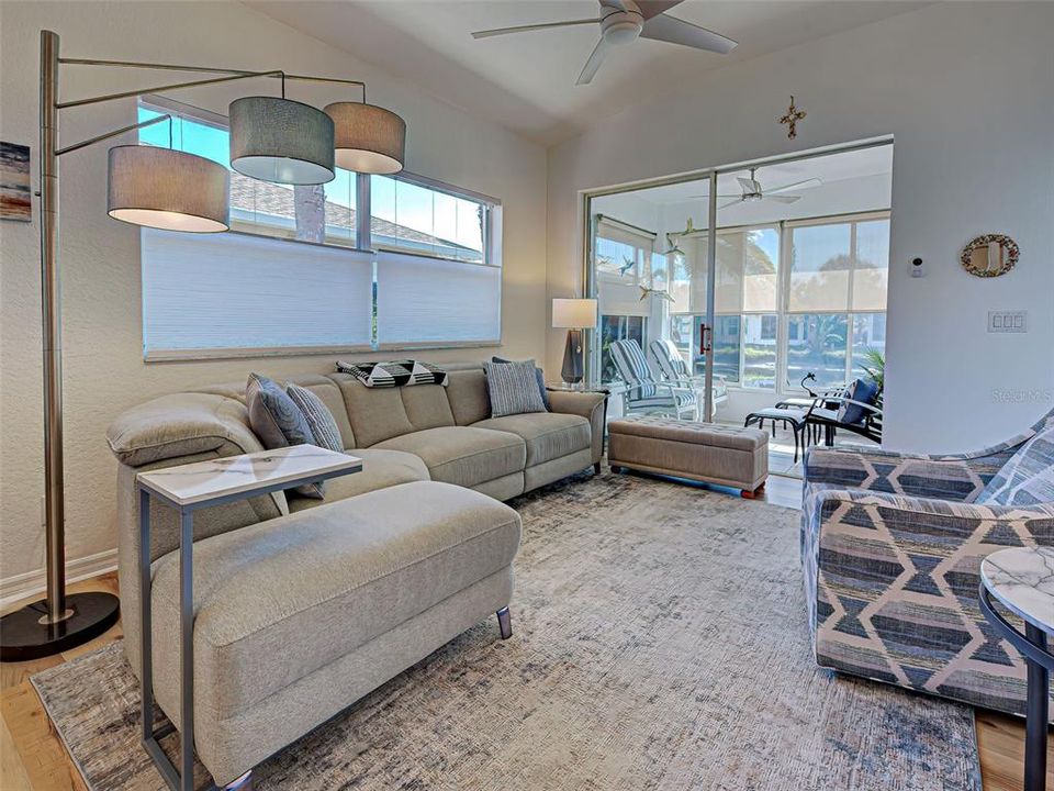 待售: $349,900 (2 贝兹, 2 浴室, 1348 平方英尺)